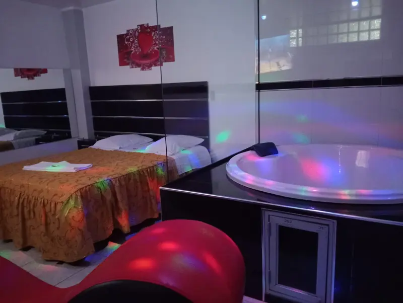 detalle de habitacion con luces en hostal queen huancayo